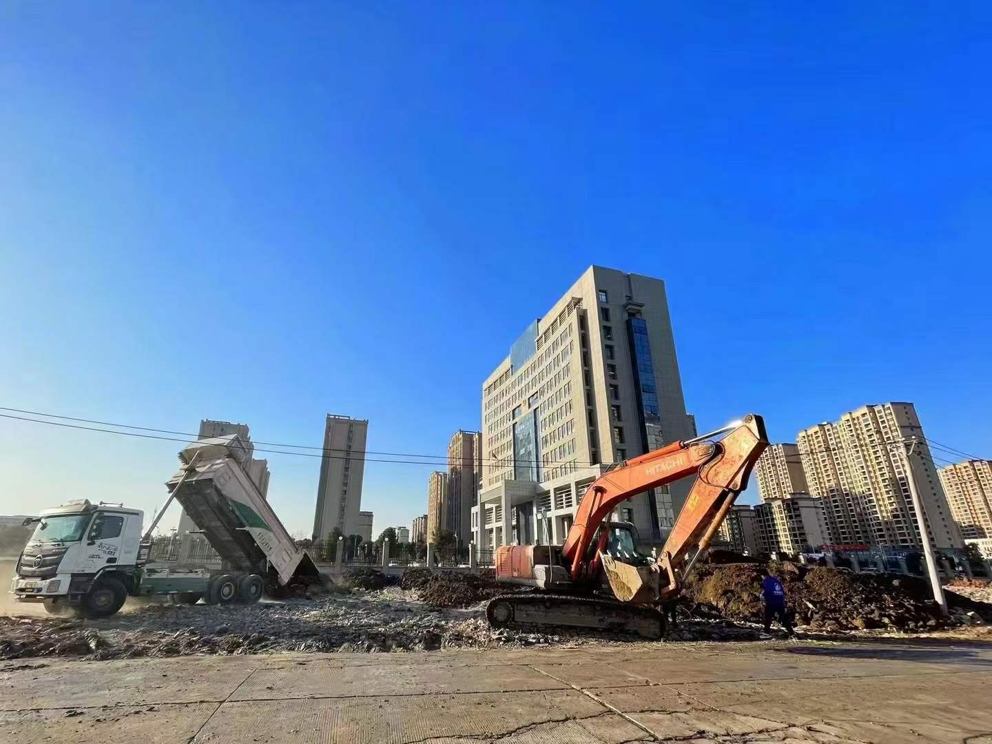 豪家集团承建的政务花园项目、污水管网项目、CBD公园项目施工中